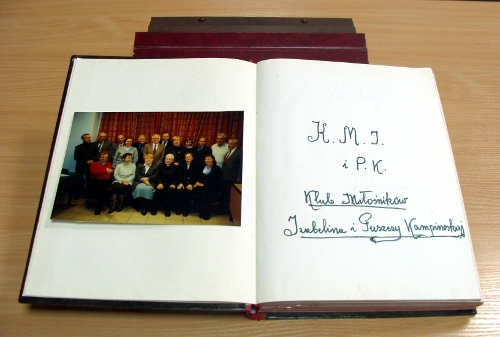 Strona tytułowa trzeciego tomu Kronik Klubu Miłośników Izabelina i Puszczy Kampinoskiej. Po lewej stronie jest zdjęcie grupowe członków Klubu, po prawej nazwa pełna nazwa Klubu.